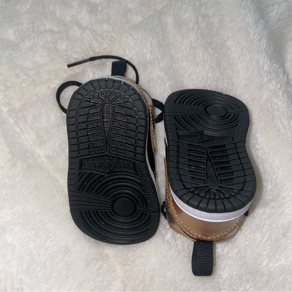 Jordan 1 Mid. Toddler 3c - Picture 5 of 5